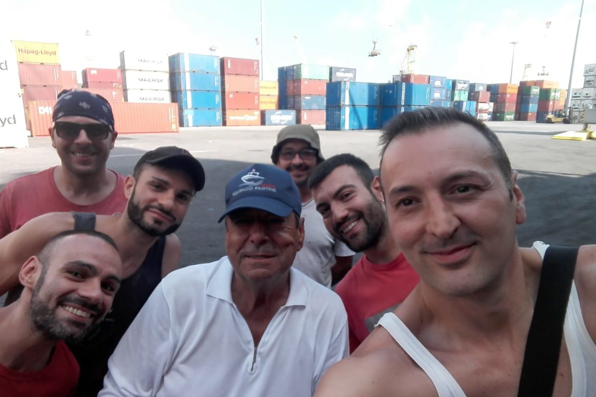 Il selfie di Aldo Spinelli con gli operai